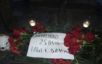 Оренбуржцы возложили цветы в память о погибших в Кемерово