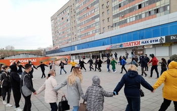 В Оренбурге сторонники Навального водили хоровод