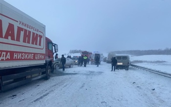 В Оренбургской области на трассе произошло массовое ДТП: фура, шесть разбитых машин и пять пострадавших