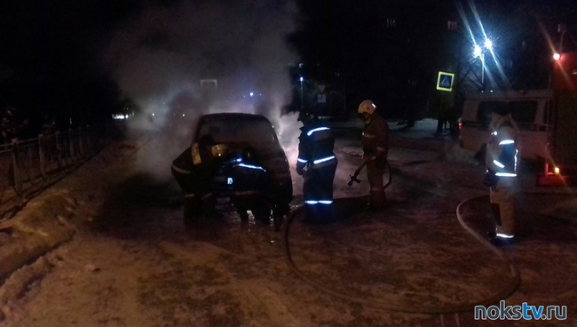 В Новотроицке возле больницы скорой медпомощи полыхал автомобиль