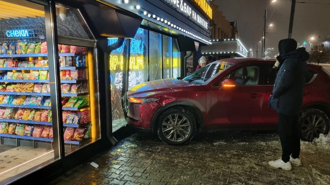 В центре Оренбурга водитель дорогой иномарки протаранил кафе