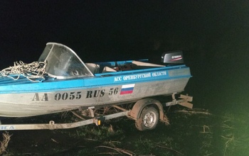 В Оренбуржье спасатели на лодке эвакуировали сельчанина на 