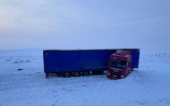 На оренбургской трассе потребовалась помощь дальнобойщику