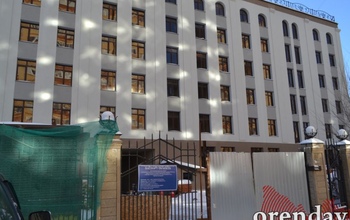 Многострадальную поликлинику на месте гостиницы «Баку» обещают открыть к лету
