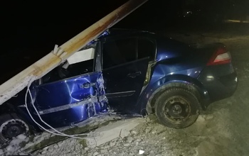 В Орске водитель Renault Mégane въехал в бетонный столб