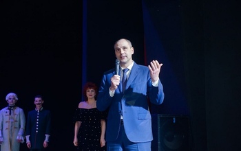 С Международным днем театра губернатор Денис Паслер поздравил театральное сообщество региона на сцене Оренбургского государственного областного театра музыкальной комедии  