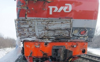 В Оренбуржье пассажирский поезд столкнулся с КамАЗом