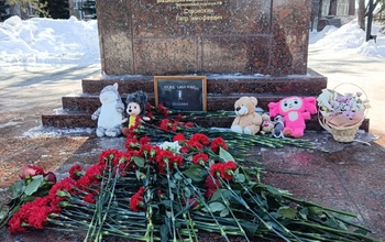 Оренбуржцы несут цветы к стихийному мемориалу погибшим в «Крокус Сити Холле»