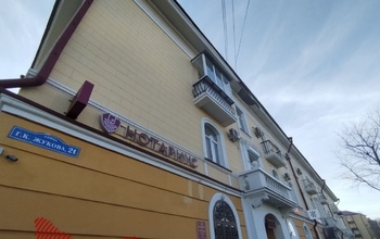 В Оренбурге штукатурка дома на Богдана Хмельницкого кусками падает с высоты