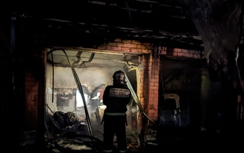 В Оренбурге сгорел дом, гараж и автомобиль