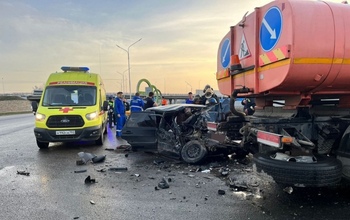 ﻿  На трассе Уфа-Оренбург при столкновении поливочной машины и ВАЗа погибли пять человек (18+)