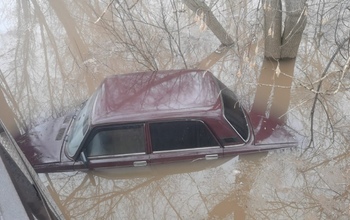 Под Оренбургом угнанный автомобиль нашли в затопленном талыми водами овраге