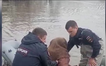 Участковый спас старенькую бабушку из затопленного дома в Гайском районе