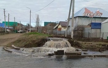 В Оренбурге содержимое канализации хлынуло на оживленную проезжую часть