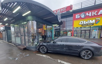 В Оренбурге водитель Audi A7 протаранил киоск общепита