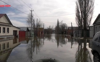 Жителей улицы Орской в Бузулуке местные чиновники оставили один на один с большой водой