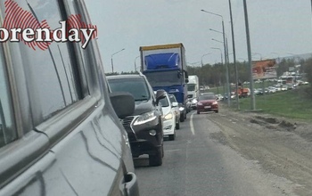 Загородное шоссе в Оренбурге наглухо встало в пробке