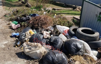В Оренбурге улица Коминтерна завалена мусором