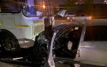 После столкновения с автобусом в Орске погиб водитель легковушки (18+)