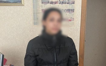 В Оренбурге 18-летняя грабительница выследила и обобрала пенсионерку в подъезде
