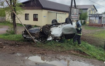 В Оренбурге из груды металла, оставшейся от авто, спасли человека 
