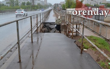 Провал после паводка на улице Уральской так никто и не устранил