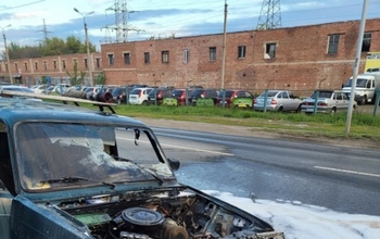 В Оренбурге полыхал автомобиль «Жигули»