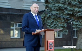 Евгений Солнцев вручил ключи от новых автомобилей бригадам скорой помощи