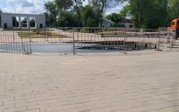 В Оренбурге коммунальщики доломали и без того нефункционирующий фонтан в парке им. В.И. Ленина