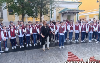 В Оренбурге после проливного дождя детский хор «Новые имена» дал импровизированный концерт на Советской