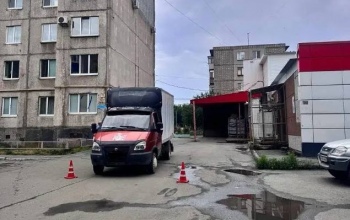 В Орске 68-летняя пенсионерка попала под колеса сдающего назад грузовика
