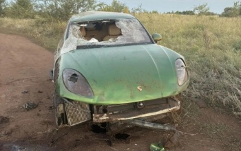 В Оренбурге в кювет опрокинулся автомобиль Porsche Macan, автоледи и пассажирка госпитализированы