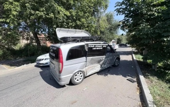 В Оренбурге при столкновении автомобилей ВАЗ и Mercedes пострадали шесть человек