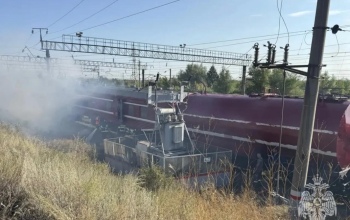 Под Орском вдоль железнодорожных путей горит сухая трава, привлечен пожарный поезд