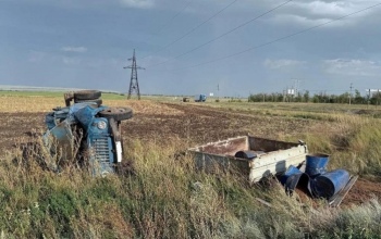 Под Сорочинском в кювет опрокинулся ГАЗ, водителя госпитализировали