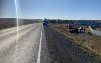 Смертельное ДТП под Оренбургом: водитель иномарки погиб после съезда в кювет (18+)