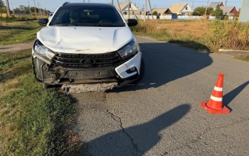 В Беляевке 17-летний мотоциклист не пропустил Lada Vesta и попал в больницу