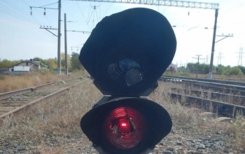 Оттачивали меткость: в Оренбургском районе двое семиклассников разбили линзы маневровых светофоров