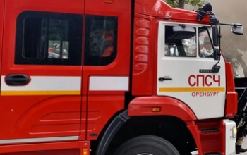 В Оренбурге столкнулись пожарная машина, спешащая на вызов, и легковушка