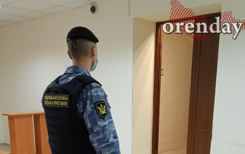 В Оренбурге мужчина убил знакомого ударом ножа в шею (18+)