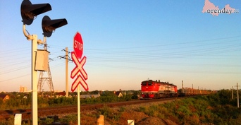 Отчаянный житель Сорочинска запрыгнул в уходящий поезд