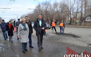 Магистрали областного центра дорожники начали приводить в порядок после зимы