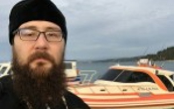 Оренбургский священник удалил из соцсетей фото дорогих авто и ресторанов после шумихи