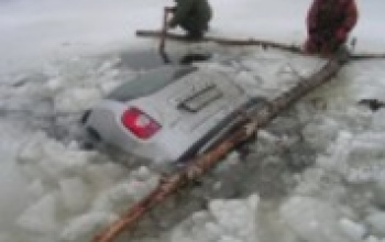 В Кваркенском районе Renault Duster ушел под лед