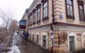 В Оренбурге жилой дом отмечает вековой юбилей в пыли и разрухе