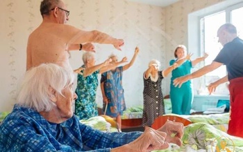 90-летняя оренбурженка несколько суток жила на лестничной площадке