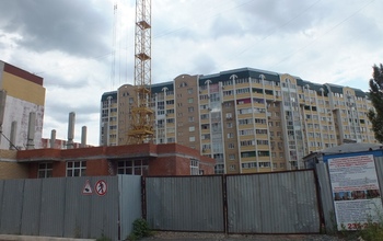 Из магазина в Оренбурге продолжают «лепить» дом