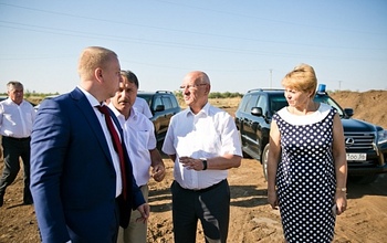 Губернатор Юрий Берг посетил строительную площадку завода по производству тонкодисперсного мела