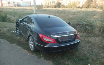 В Оренбурге Mercedes-Benz CLS 350 протаранил опору ЛЭП