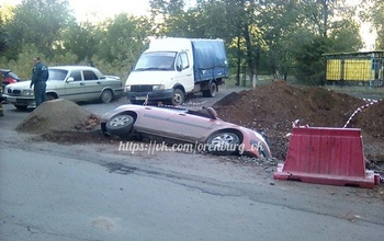 В Оренбурге иномарка провалилась в яму